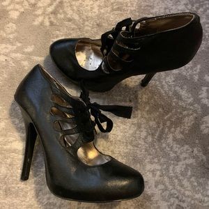 Beautiful lace up Steve Madden platform heels